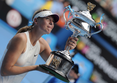 Maria Sharapova met grote beker in 2008 op Aus. Open